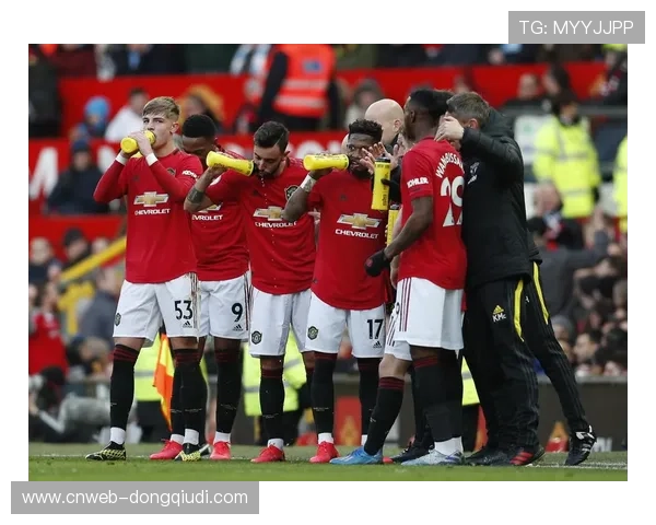 巴黎球迷王子公园球场高歌助威，国家德比氛围达到顶点